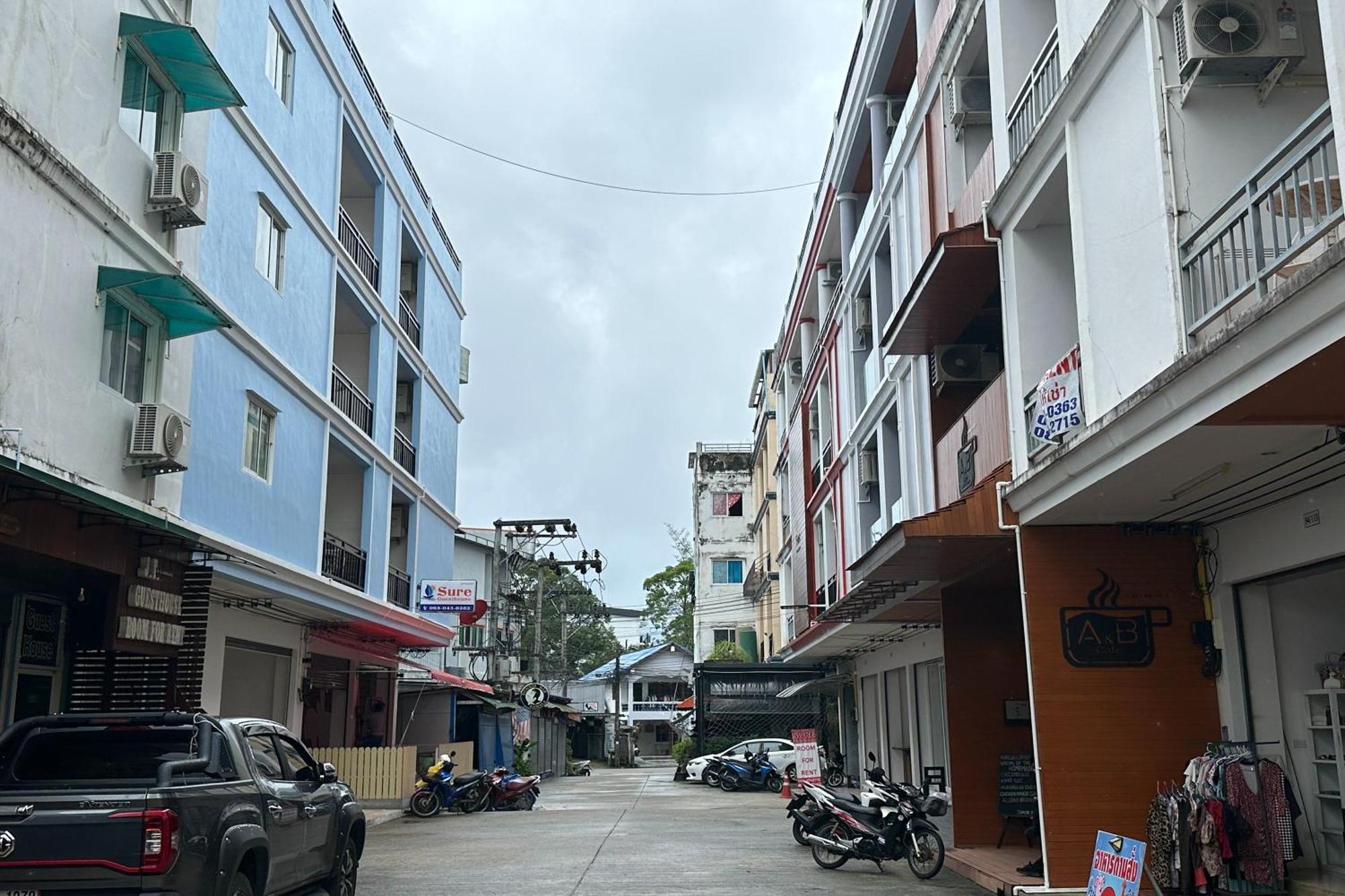 Sure Guesthouse Kamala Beach Esterno foto